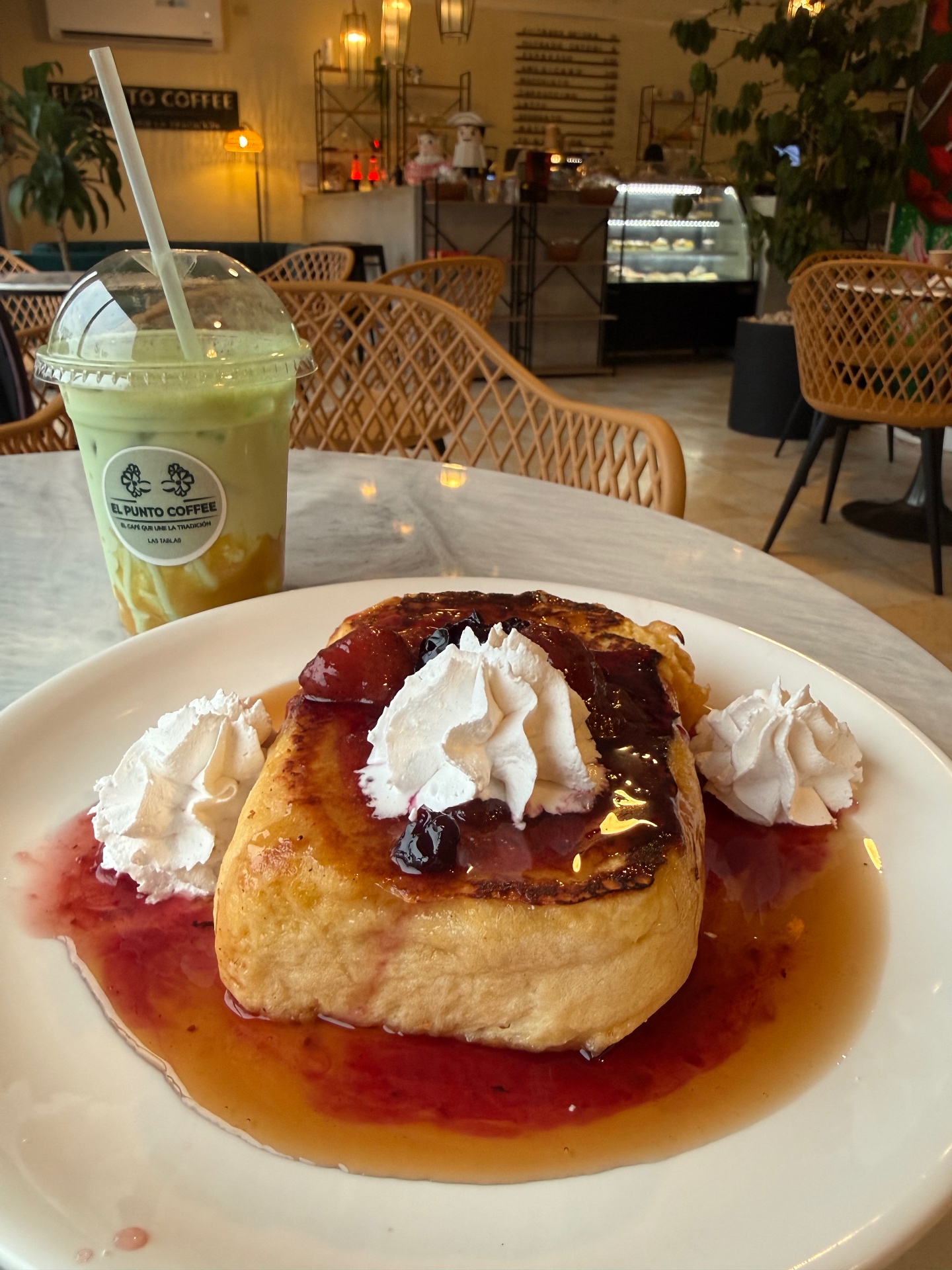 Tostadas francesas con frutos rojos y matcha en El Punto Coffee