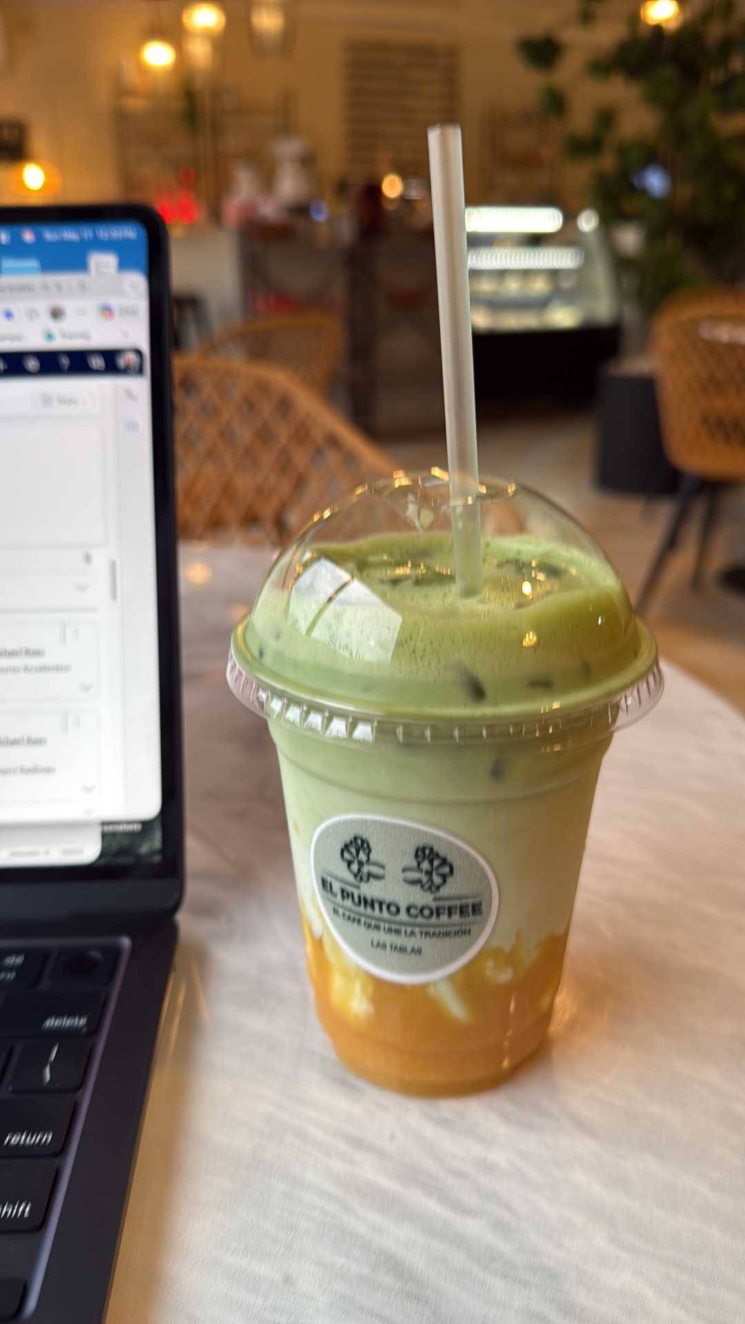 Mango matcha de El Punto Coffee junto a una laptop