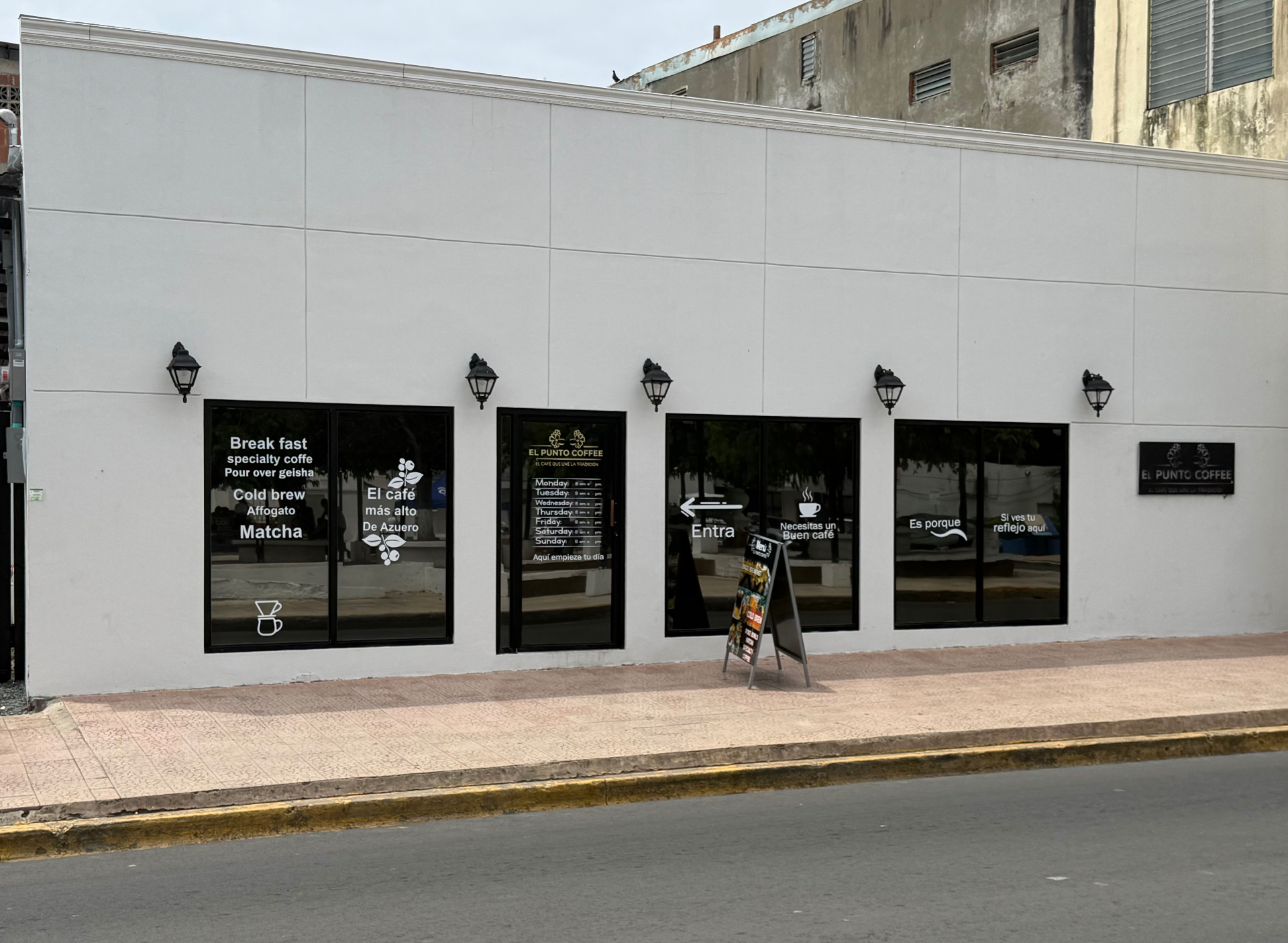 Fachada de El Punto Coffee frente al Parque Porras en Las Tablas