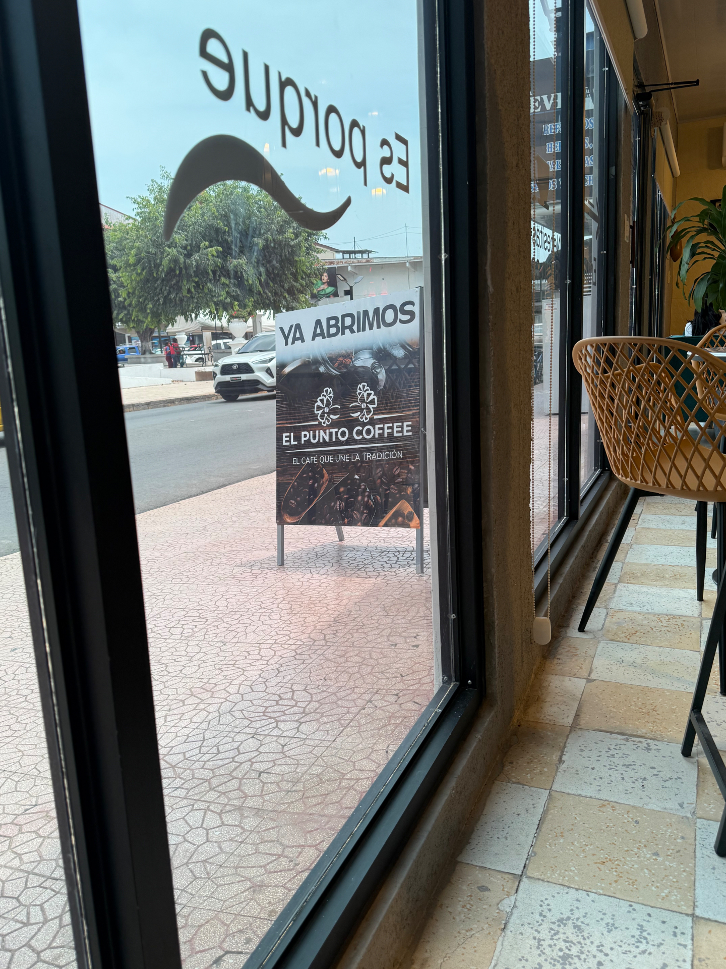 Cartel Ya Abrimos de El Punto Coffee visto desde adentro
